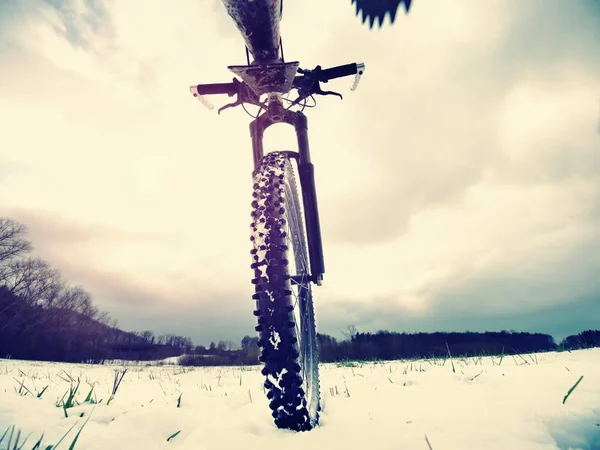 Inverno neve andando de bicicleta montesa. Tempo extremo, estrada escorregadia no campo, vista de perto — Fotografia de Stock