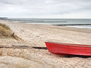Balıkçı kürek teknesi defne deniz kum üzerinde terk edilmiş. Sessiz deniz su seviyesi 