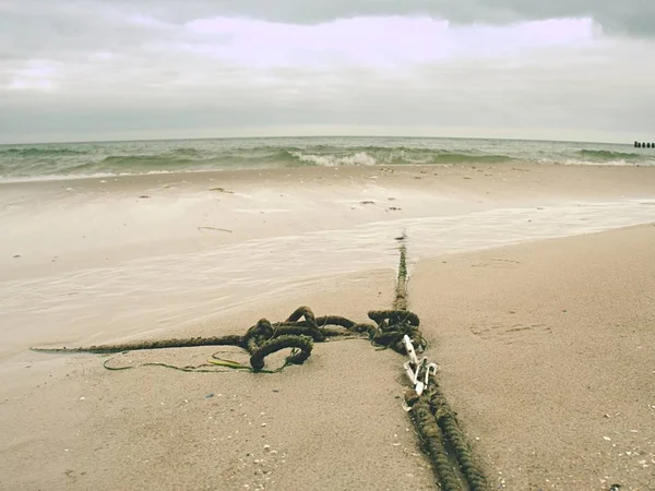 海の下で昔のアンカー ロープ スナップ フックとラインを出荷します。鋼シャックル — ストック写真