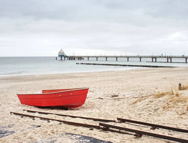 Nouveau navire laminé rouge au large de la plage de sable fin. Station de vacances d'été . — Photo