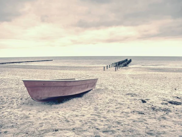 新しい赤ラミネート船砂浜の沖合。夏リゾート. — ストック写真