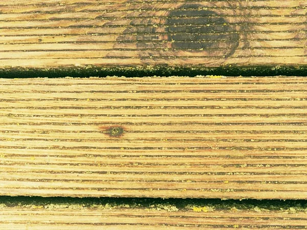 レジスト表面の風化に伴うハード木板が濡れています。木製ビーチ桟橋床 — ストック写真