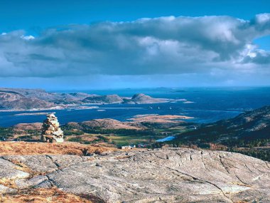 Norveç İskandinavya yatay. Bay balıkçı köyü ile havadan görünümü. 