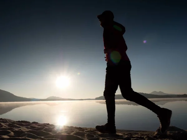 Homme faisant du jogging sur la plage en fin d'après-midi. Jeune musclé construire homme — Photo