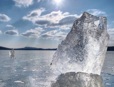 Kırık buz parlayan. Güzel güneş ışınları yeşilimsidir