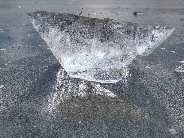 Αιχμηρό κομμάτι πάγου. Ένα σύμβολο δριμύ χειμώνα. Οι ακτίνες του ήλιου αποτελούν σκιές του ουράνιου τόξου — Φωτογραφία Αρχείου