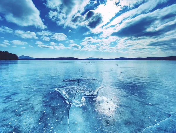 美丽的透明片冰对天空和明亮的太阳的湖. — 图库照片