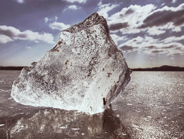 Schopnost Ice shards na zamrzlém jezeře. Paprsky slunce vyzvořit duhových stínů — Stock fotografie
