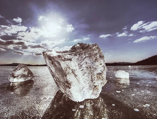 Gros éclats de glace et morceaux de glace sur la glace plate de la rivière ou du lac — Photo