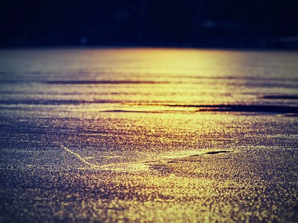 Borde de hielo. Borde de agua amarilla anaranjada descongelada de debajo de un témpano de hielo blanco brillante . —  Fotos de Stock