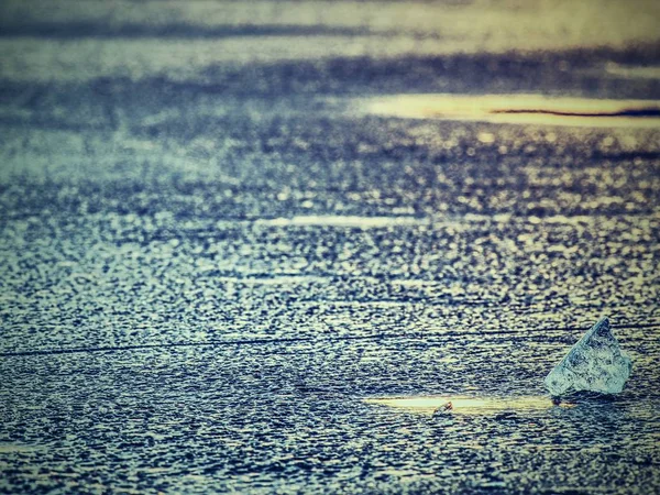 얼음 파편 그리고 melring 빙하에 작은 깨진된 얼음 조각. 얼음 조각을 녹고 있다 — 스톡 사진