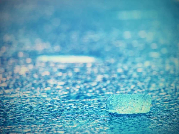 Detalhe do bloco de gelo derretendo flutuando no rio. Superfície do rio congelada — Fotografia de Stock