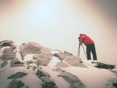 Adamın fotoğrafını büyü puslu dağlar kış manzara. 