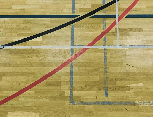 Pintado piso de madera del pabellón deportivo con líneas de marcado de colores. Gimnasio escolar —  Fotos de Stock