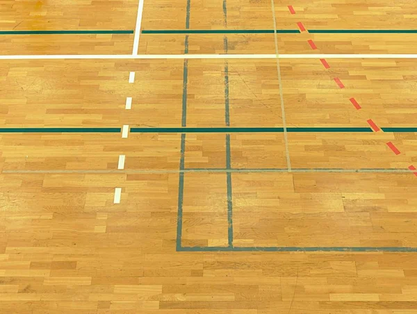 Białe, czarne czerwone linie, zielone boisko w halę sportową. Odnowienie podłogi z hali sportowej — Zdjęcie stockowe