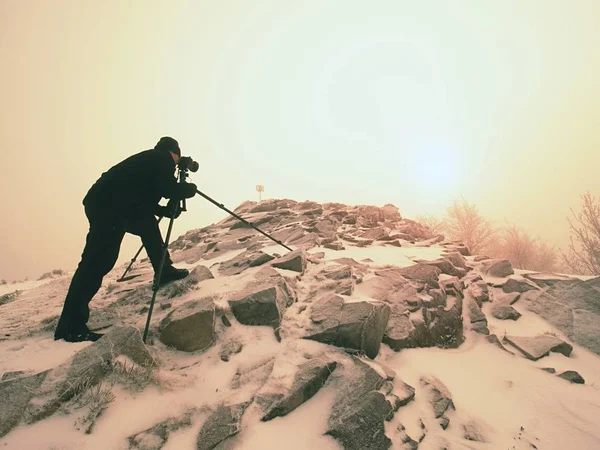 Silhuetten Fotograf Med Stativ Dimman Fotograf Fungerar Dimmigt Vinterlandskap — Stockfoto