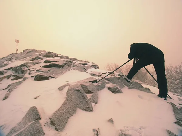 Silhouet Van Fotograaf Met Statief Mist Fotograaf Werkt Mistige Winterlandschap — Stockfoto