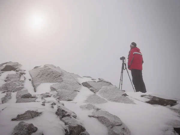 Uomo fotografare magico paesaggio nebbioso in inverno le montagne . — Foto Stock