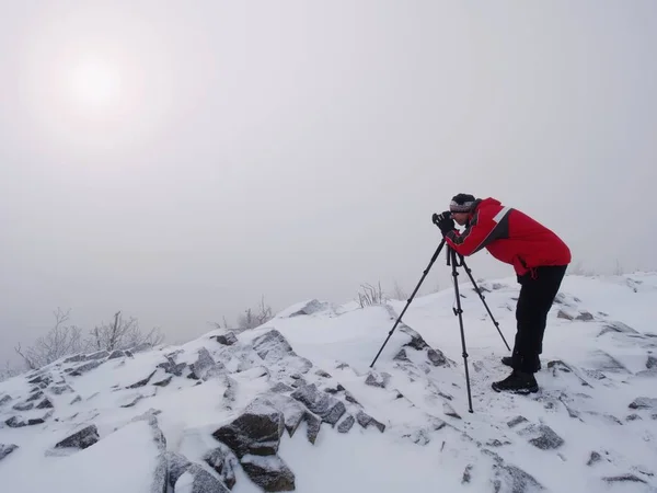Silhuetten Fotograf Med Stativ Dimman Fotograf Fungerar Dimmigt Vinterlandskap — Stockfoto