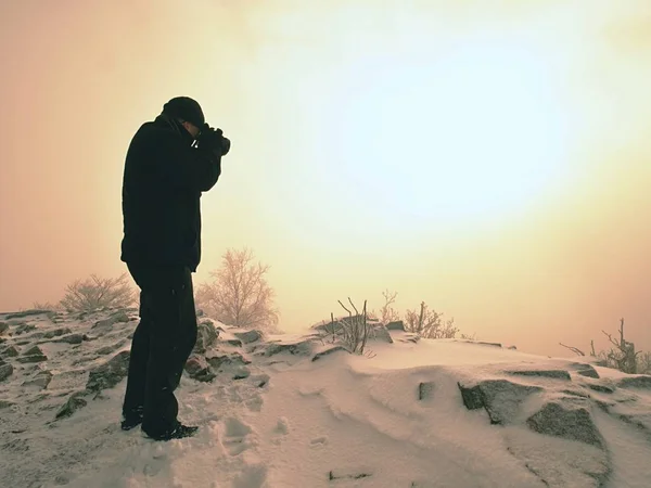 Silueta Fotógrafo Con Trípode Niebla Fotógrafo Trabaja Paisaje Invierno Brumoso —  Fotos de Stock