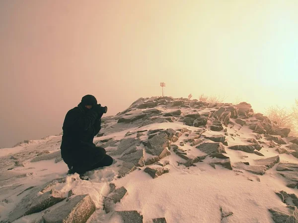 Hombre fotografiando mágico paisaje brumoso en invierno las montañas . —  Fotos de Stock
