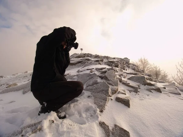 Hombre fotografiando mágico paisaje brumoso en invierno las montañas . —  Fotos de Stock