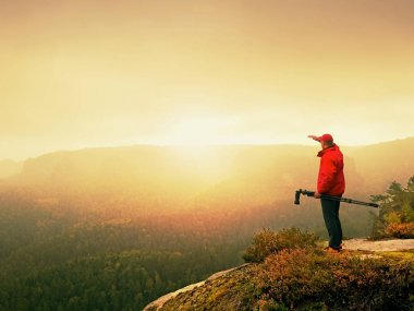 Ayna kamera ve tripod kaya tepe üzerinde çalışma fotoğrafçı. Rüya gibi sis