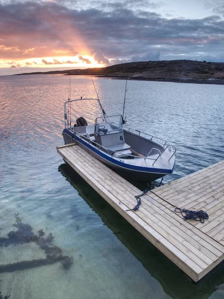 Barco pesquero anclado en bahía silenciosa, sol de tarde en el horizonte. Buque pequeño — Foto de Stock