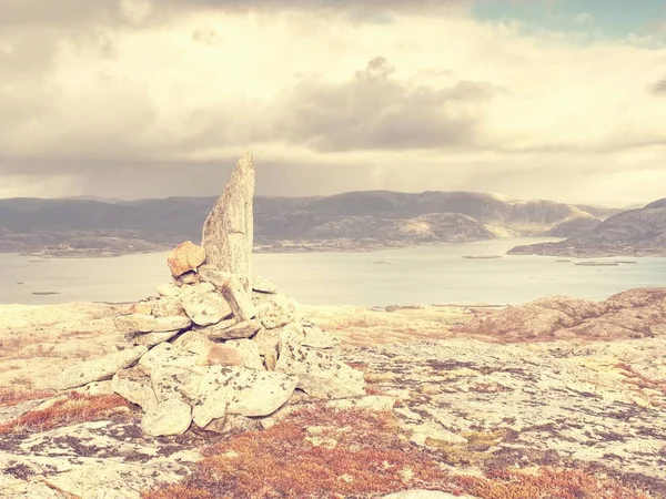 Top of Linesfjellet mount with views over the cliff edge to ocean. — Stock Photo, Image