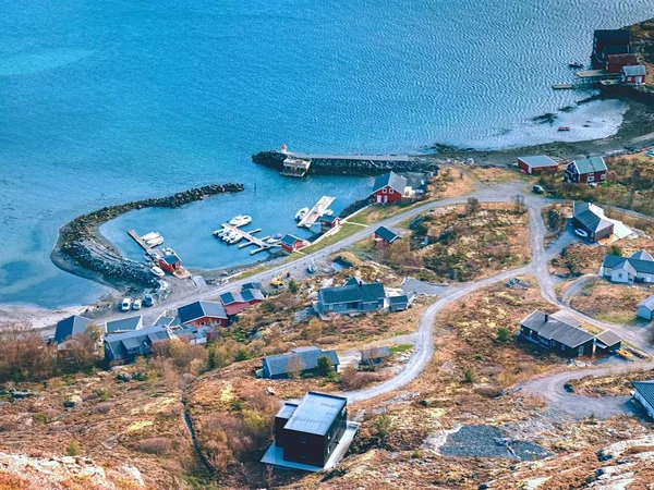 Norvegia Panorama scandinavo. Vista aerea sulla baia con villaggio di pescatori . — Foto Stock