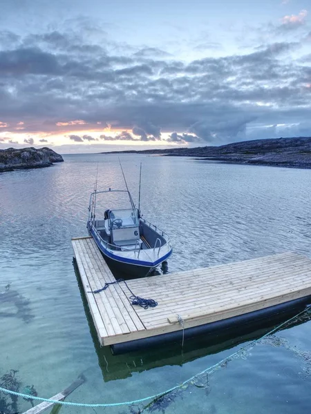 Bateau de pêche sportive ancré au port après jour en mer. Coucher de soleil coloré — Photo