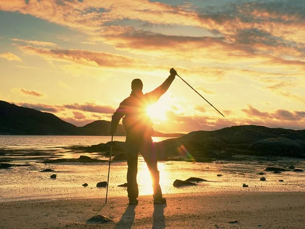 Mann wandert Backpacker mit Rucksack am Strand am sonnigen Abend. Abenteuer, Tourismus aktiver Lebensstil. — Stockfoto