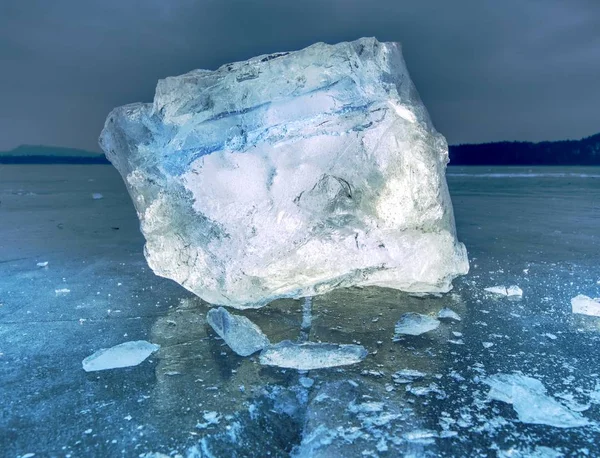 Paisaje invernal helado: hielo grueso cubierto en tierra. Tela de hielo estrellada — Foto de Stock