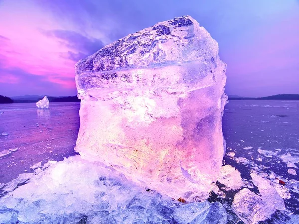 Icebergs e gelo floes refletido luz da noite, nível de gelo plana na baía silenciosa — Fotografia de Stock