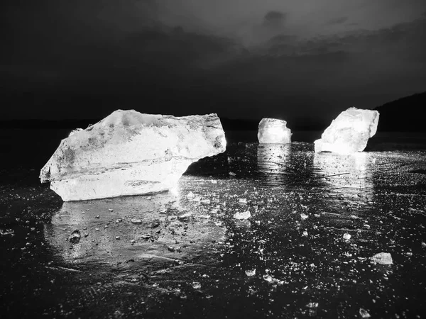 Corte gelo. Cubos esmagados iluminados com luz de fundo forte. Baía silenciosa com nível liso congelado . — Fotografia de Stock