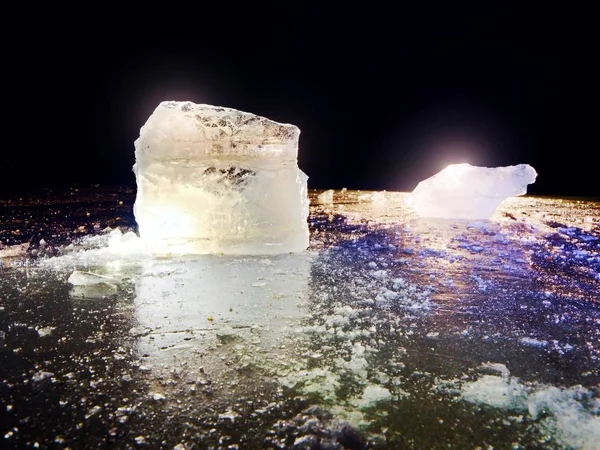 Eisberge und Eisschollen reflektieren das Abendlicht, flaches Eisniveau in der stillen Bucht — Stockfoto