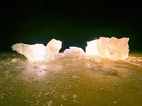 Buz kesti. Ezilmiş küpleri ile güçlü arka ışık yaktı. Düzey donmuş düz ile sessiz defne. — Stok fotoğraf