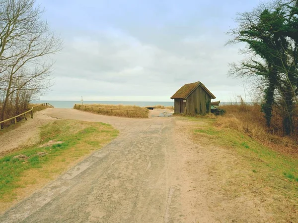 Wooden house at sand dune, close to sea.  Walking path to the beach. — Stock Photo, Image