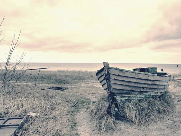 Elsüllyedt hajó fából készült fisher. Elhagyott csónak a homok, a tenger-öböl Broken. — Stock Fotó