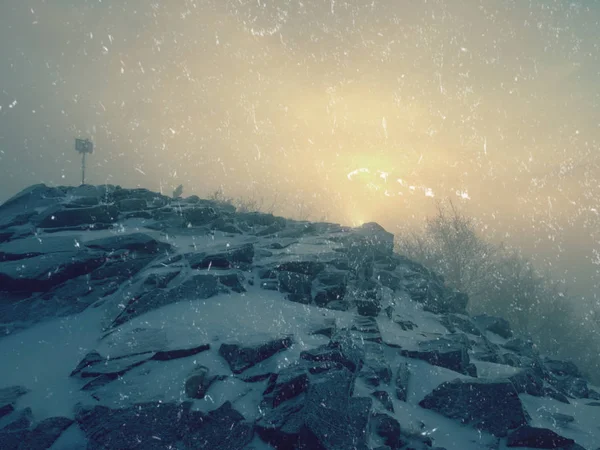 Efecto abstracto. Cerca de terreno rocoso con nieve fresca en polvo , — Foto de Stock