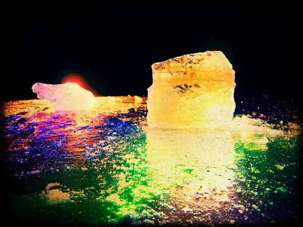 Abstracto. Vista detallada de un hielo con arañazos profundos y grietas. Corte el témpano contra la lámpara —  Fotos de Stock