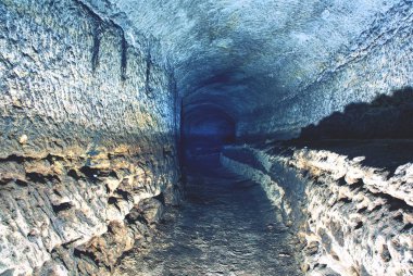 Mayınlı eski su tüneli mağaralar. Mağara. Kumtaşı tünel nemli duvarlar.