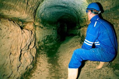 Savunma için adam tarafından inşa yeraltı geçişleri girişi. Tünelin arka plan 