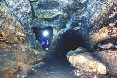 Madenci adam Yeraltı maden tünelde. Tulum, kask işçi