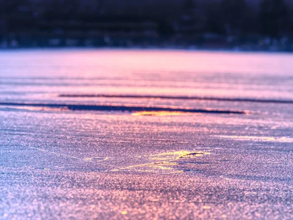 Wasser und Eiskante. Eis mit lila brillanter Farbe bedeckte das dunkle Wasser in der Bucht — Stockfoto