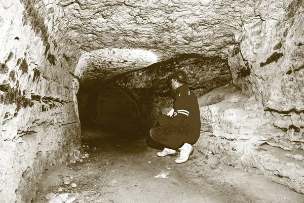 Gruvearbeider under jorden i en minetunnel. Arbeidstaker i kjeledress, vernehjelm – stockfoto