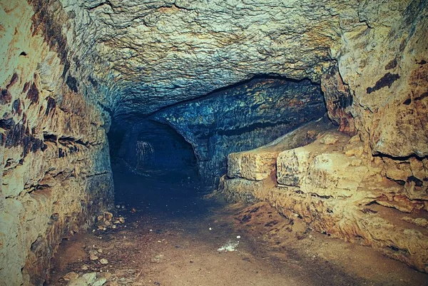 Yeraltı şehri. Terk edilmiş ve daraltılmış kumtaşı tüneller ve kubbe. Eski karanlık koridor — Stok fotoğraf