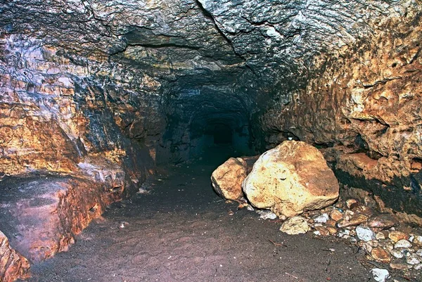 Tunnel costruito in morbida roccia arenaria. Rifugio sotterraneo per perseguitati . — Foto Stock
