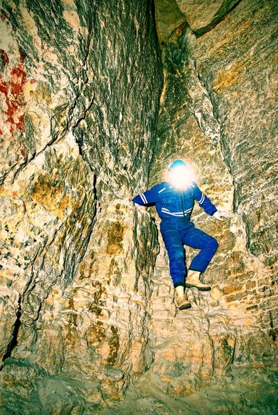 Ingeniero contratista de obra en overal azul, botas de goma y casco protector en túnel subterráneo . —  Fotos de Stock