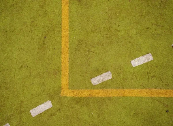 Волохатий килим на вулиці Ханбол ігровий майданчик. Підлога спортивного двору з білими лініями розмітки . — стокове фото